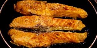三文鱼片是在平底锅里煎的。新鲜鲑鱼-海鲜。高清格式