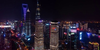 4k时间推移:陆家嘴金融区夜间空中俯瞰现代上海城市天际线，摩天大楼和交通信号灯