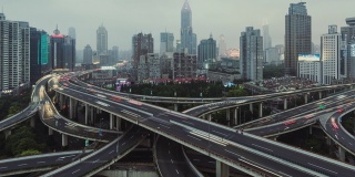 T/L PAN高视角立交桥和城市交通，从白天到晚上/上海，中国