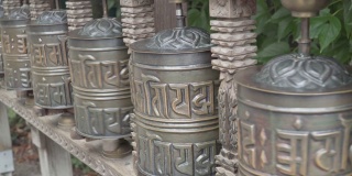 佛教祈祷轮子。手捻西藏符号。