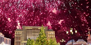 圣诞和新年假期的焰火照明和四季酒店的夜晚。莫斯科。俄罗斯