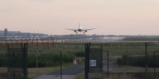 客机在日落时分降落在巴塞罗那机场。