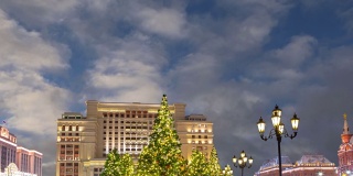 圣诞和新年假期照明和四季酒店(在移动的云的背景)的夜晚。莫斯科。俄罗斯