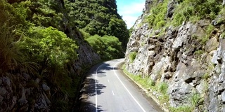 鸟瞰陡峭岩石之间的现代空旷道路