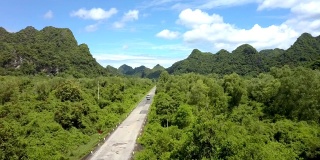 美妙的鸟瞰图亚洲沼泽和森林之间的现代道路