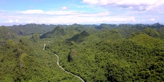 高空鸟瞰现代道路蜿蜒于群山之间