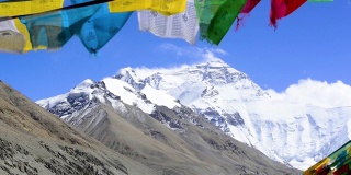西藏珠穆朗玛峰(8850米)前的经幡