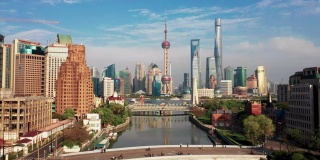 中国上海，日出时分，陆家嘴摩天大楼的4k无人机镜头视频