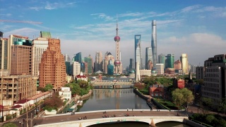中国上海，日出时分，陆家嘴摩天大楼的4k无人机镜头视频视频素材模板下载
