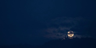 满月落在doy doi素贴寺森林山在Chiang maip时间流逝