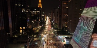 著名的保利斯塔大街夜间灯光鸟瞰图。伟大的景观。金融中心。商务旅行。