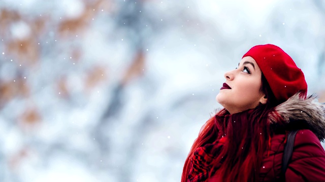 一个漂亮的女人在看下雪