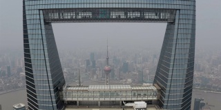中国上海，日出时分，陆家嘴摩天大楼的4k无人机镜头视频