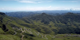 中国贵州的山路。