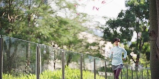 亚洲美女在城市公园慢跑