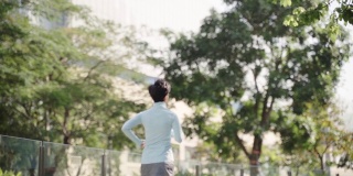亚洲美女早上在城市公园慢跑