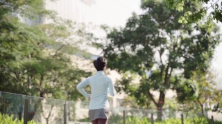 亚洲美女早上在城市公园慢跑视频素材模板下载