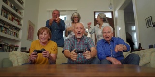 老年人在养老院玩电子游戏