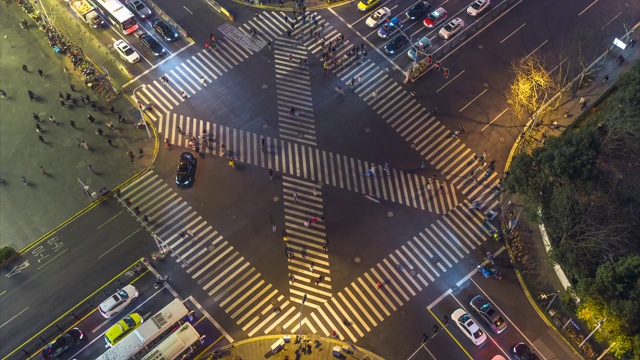 上海城市交叉口夜间交通鸟瞰图。