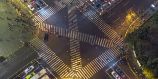 上海城市交叉口夜间交通鸟瞰图。