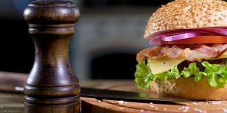汉堡包的全景图片与黑胡椒瓶在厨房的背景。