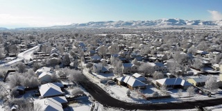 航拍盐湖城犹他州社区在一个阳光明媚的冬日