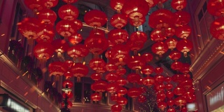 沿着城市街道，红色的中国灯笼升到空中