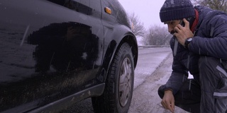 汽车在第一场雪中抛锚了。在恶劣的天气下，汽车会在偏僻的地方抛锚。汽车保险。