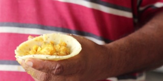 为准备印度著名小吃萨莫萨而制作或填充土豆泥