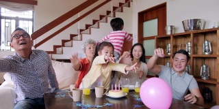 多代同堂的中国家庭在家庆祝孩子的生日