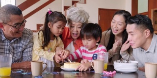 多代同堂的中国家庭在家为孩子庆祝生日