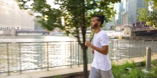 非裔美国人沿着芝加哥河晨跑