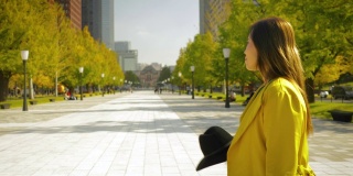 行走在日本东京的一名日本妇女