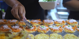 泰式香酥椰饼配松饼，传统甜点，街头小吃