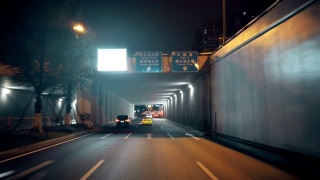中国重庆，夜间公路上行驶的汽车。视频素材模板下载