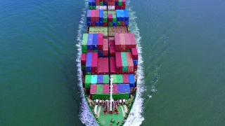 4k，鸟瞰图集装箱船运载集装箱进出口业务，国际集装箱船在远洋物流运输。视频素材模板下载