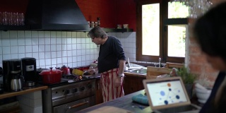 丈夫在厨房做饭时，妻子在打电话