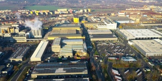 鸟瞰图工业和技术园区在卡尔洛夫郊区的皮尔森市在捷克共和国，欧洲。欧洲工业。