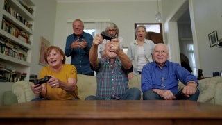 一群老人在玩电子游戏，大笑视频素材模板下载