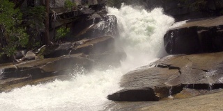 约塞米蒂国家公园春天瀑布附近的急流