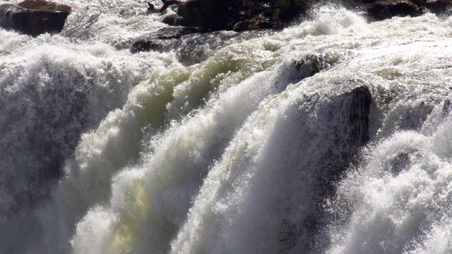 赞比西河上不可思议的维多利亚瀑布。