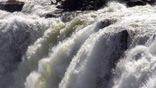 赞比西河上不可思议的维多利亚瀑布。视频素材模板下载