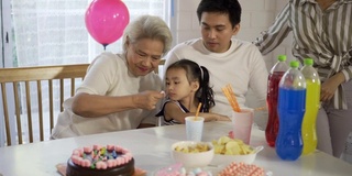 多代泰国家庭在家庆祝孩子的生日