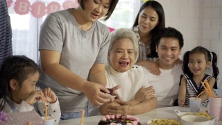 多代泰国家庭在家庆祝孩子的生日视频素材模板下载