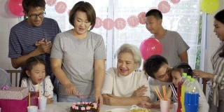 多代泰国家庭在家庆祝孩子的生日