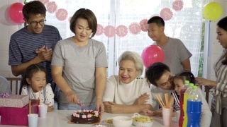 多代泰国家庭在家庆祝孩子的生日视频素材模板下载