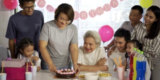 多代泰国家庭在家庆祝孩子的生日