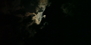 多云天空中的满月-月色