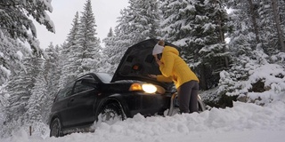 汽车在第一场雪中抛锚了。紧急照明设备。在恶劣的天气下，汽车会在偏僻的地方抛锚。汽车保险。一个女人在路上。