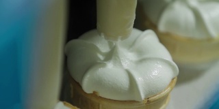 冰淇淋生产线的特写镜头。在雪糕厂为威化杯装冰淇淋